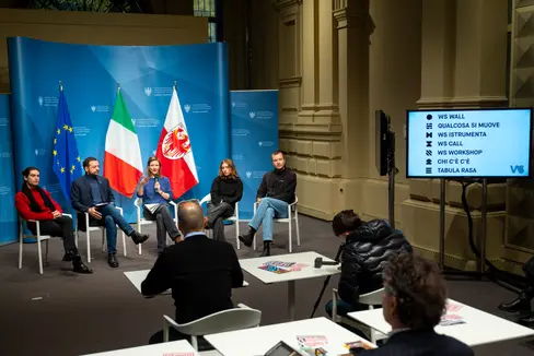 Tabula Rasa, un progetto di Weigh Station che mette a disposizione un fondo ad esaurimento a cui possono accedere singoli o gruppi informali di giovani tra i 18 e i 26 anni. Nella foto (da sinistra), Matteo Antonazzo, il vicepresidente Marco Galateo, Katharina Kolakowski (Weigh Station), Carlotta Esther Gambino e Simon Wallis. (Foto: USP/Fabio Brucculeri)