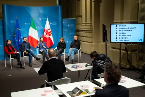 Tabula Rasa, un progetto di Weigh Station che mette a disposizione un fondo ad esaurimento a cui possono accedere singoli o gruppi informali di giovani tra i 18 e i 26 anni. Nella foto (da sinistra), Matteo Antonazzo, il vicepresidente Marco Galateo, Katharina Kolakowski (Weigh Station), Carlotta Esther Gambino e Simon Wallis. (Foto: USP/Fabio Brucculeri)