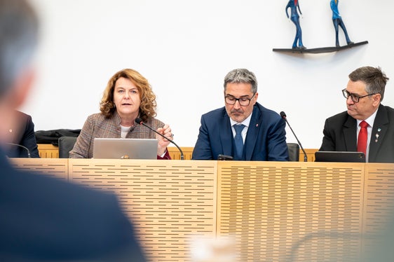 Sondersitzung im Rathaussaal von Bruneck (von links): Soziallandesrätin Rosmarie Pamer, Landeshauptmann Arno Kompatscher, Bezirkspräsident Robert Alexander Steger (Foto: LPA/Fabio Brucculeri)