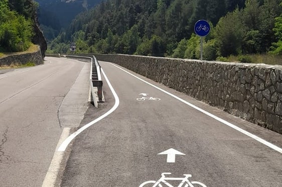 Mehr Sicherheit für Radfahrer und Radfahrerinnen, aber auch für alle anderen Verkehrsteilnehmenden bringt die Radspur Prad-Stilfser Brücke. (Foto: LPA/Straßendienst Vinschgau)