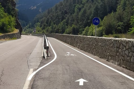 Mehr Sicherheit für Radfahrer und Radfahrerinnen, aber auch für alle anderen Verkehrsteilnehmenden bringt die Radspur Prad-Stilfser Brücke. (Foto: LPA/Straßendienst Vinschgau)