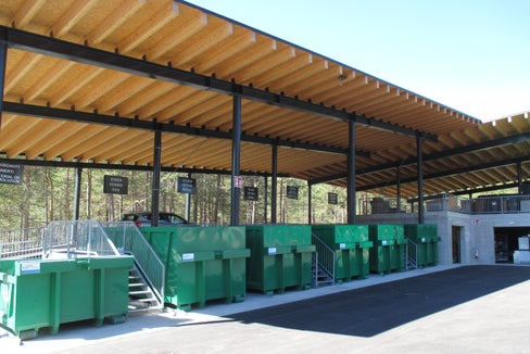 Die Vereinbarung wird von den wichtigsten Abfallbehandlungszentren des Landes unterstützt, die als Anlaufstellen für die Sammlung und Behandlung der Abfälle dienen. Das Bild zeigt den Recyclinghof in Enneberg. (Foto: LPA/Landesagentur für Umwelt und Klimaschutz)