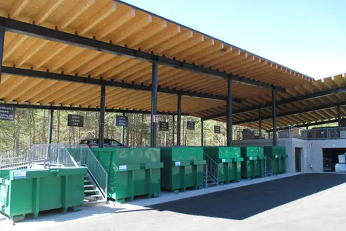 L’accordo è sostenuto dalle principali piattaforme di trattamento rifiuti della provincia, che fungono da punti di riferimento per il conferimento e la gestione dei rifiuti. L'immagine mostra il centro di riciclaggio di Marebbe. (Foto: USP/Agenzia provinciale per l'ambiente e la tutela del clima)