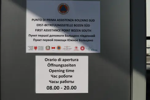 Orari di apertura del Centro di prima accoglienza per i profughi ucraini allestito a Bolzano Sud (Foto: ASP/Maja Clara)