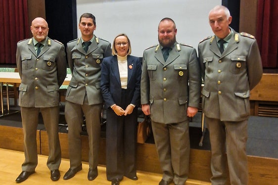 L’assessora provinciale al Personale Magdalena Amhof (nella foto con il Comandante della stazione forestale di Caldaro Daniel Pedrotti e altri rappresentanti) sottolinea l’importanza di valorizzare il Corpo forestale regionale. Alla luce delle crescenti esigenze, la Provincia investe ogni anno circa 1,27 milioni di euro in aumenti salariali e indennità per i collaboratori. (Foto: USP)