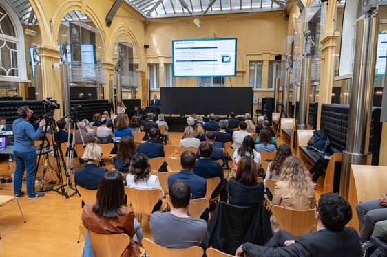 Durante l'incontro tenutosi nel cortile interno di Palazzo Widmann a Bolzano è stato fornito un resoconto dettagliato sul FSE. (Foto: USP/Greta Stuefer)