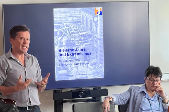 Il direttore dell’Ufficio Servizio giovani della Ripartizione cultura tedesca Konrad Pamer con Sonia Zanotti, vicepresidente dell’“Associazione tra i familiari delle vittime della strage alla stazione di Bologna del 2 agosto 1980” (Foto: USP/Katalin Szabò)