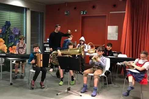 Jede und jeder, der ein Instrument spielen kann, kommt zum Einsatz. Referent Elias Mader hilft dabei. (Foto: LPA/Referat Volksmusik)