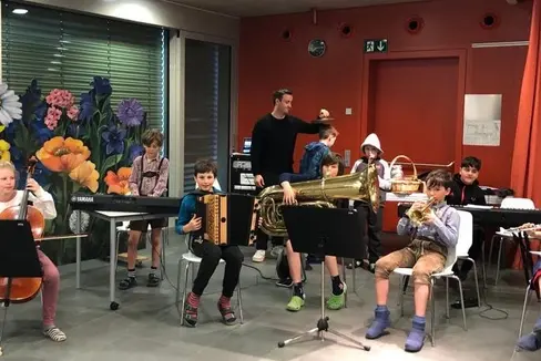 Jede und jeder, der ein Instrument spielen kann, kommt zum Einsatz. Referent Elias Mader hilft dabei. (Foto: LPA/Referat Volksmusik)