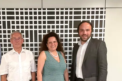 Die neu gewählte Dreierspitze der Interessengemeinschaft IG-ProWeiterbildung stellt sich bei Landesrat Philipp Achammer vor: (v. r.) Claudia Santer, Oswald Rogger und Benjamin Astner (Foto: LPA/Edith Benischek)