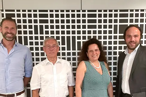 L'assessore Achammer (nella foto a dx) con il nuovo direttivo del gruppo di interesse proWeiterbildung: Claudia Santer, Oswald Rogger e Benjamin Astner (Foto: ASP/Edith Benischek)