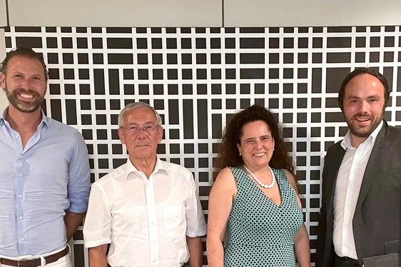 L'assessore Achammer (nella foto a dx) con il nuovo direttivo del gruppo di interesse proWeiterbildung: Claudia Santer, Oswald Rogger e Benjamin Astner (Foto: ASP/Edith Benischek)