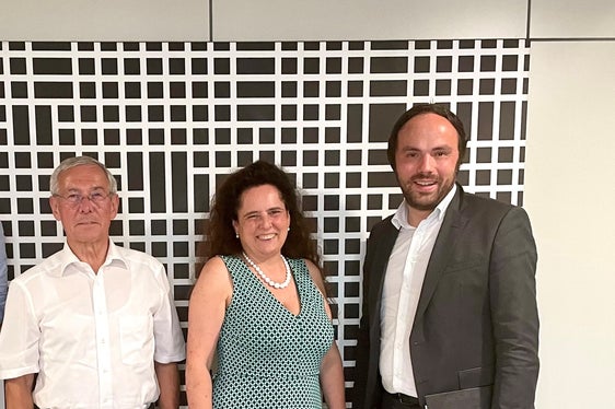 L'assessore Achammer (nella foto a dx) con il nuovo direttivo del gruppo di interesse proWeiterbildung: Claudia Santer, Oswald Rogger e Benjamin Astner (Foto: ASP/Edith Benischek)