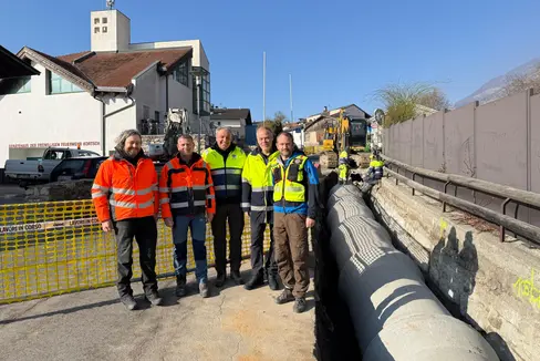 Impegnati nei lavori di sistemazione del rio Matasch a Corzes, frazione di Silandro: da sinistra l’ingegnere Peter Pohl, Oswald Pilser del cantiere comunale di Silandro, il caposquadra Hansjörg Stricker, il direttore d’ufficio e responsabile dei lavori Peter Egger e il capocantiere Florian Nössing dell’Ufficio Sistemazione bacini montani ovest (Foto: USP/Ufficio Sistemazione bacini montani ovest dell’Agenzia per la Protezione civile)