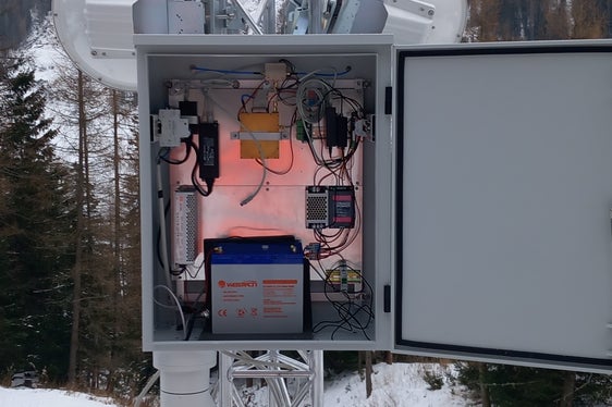Radarsensoren erkennen Lawinen frühzeitig. Wird eine Lawinenbewegung erkannt, die für die Staatsstraße in Prettau gefährlich sein könnte, gibt es sofort ein Alarmsignal. (Foto: LPA/Landesabteilung Straßendienst)