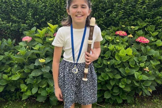 Sophie Richermo von der Musikschule Salurn hat das Juniorabzeichen im Fach Blockflöte erhalten, unterrichtet wurde sie von Beatrix Cassar. (Foto: LPA/Landesdirektion Deutsche und ladinische Musikschule)