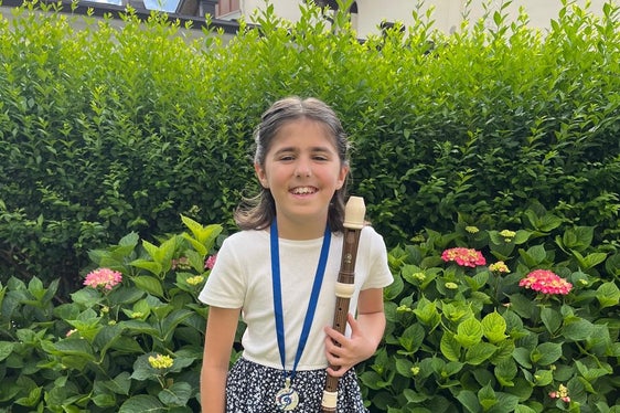 Sophie Richermo von der Musikschule Salurn hat das Juniorabzeichen im Fach Blockflöte erhalten, unterrichtet wurde sie von Beatrix Cassar. (Foto: LPA/Landesdirektion Deutsche und ladinische Musikschule)