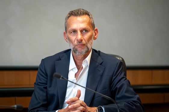 Il direttore Thomas Mur ha presentato alcuni format di eventi durante un colloquio con il presidente della Provincia Kompatscher. Tra le iniziative in programma figura la fiera specializzata VIATEC, un nuovo evento B2B che riunisce destinazioni, poli di attrazione turistica e fornitori di tecnologie innovative per la gestione dei flussi di visitatori. (Foto: USP/Fabio Brucculeri)