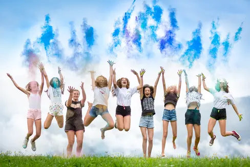 Ferien, Farbe, Fantasie, Freibad: Jugendliche und Kinder verbringen gemeinsam Zeit bei Ferien- und Freizeitaktivitäten, die das Landesamt für Jugendarbeit sammelt und auf seiner Homepage veröffentlicht. (Foto: LPA/Landesamt für Jugendarbeit/Jugenddienst Dekanat Bruneck)