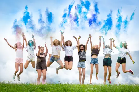Ferien, Farbe, Fantasie, Freibad: Jugendliche und Kinder verbringen gemeinsam Zeit bei Ferien- und Freizeitaktivitäten, die das Landesamt für Jugendarbeit sammelt und auf seiner Homepage veröffentlicht. (Foto: LPA/Landesamt für Jugendarbeit/Jugenddienst Dekanat Bruneck)