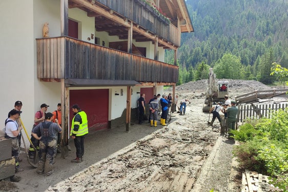 Landeshauptmann und Bevölkerungsschutzlandesrat Arno Kompatscher hat sich heute in Campill ein Bild von der Lage verschafft. (Foto: LPA)