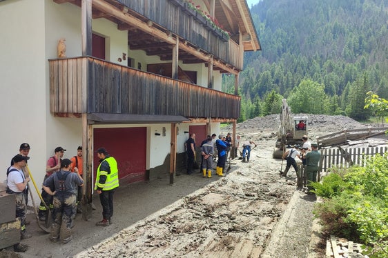 Il presidente della Provincia e assessore alla Protezione civile Arno Kompatscher ha visitato oggi Campill per verificare la situazione dopo la frana fangosa riversatasi ieri sulla zona. (Foto: ASP)