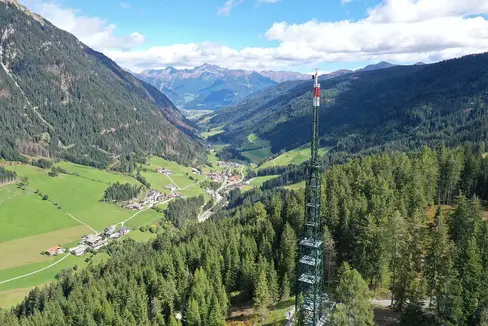 La RAS gestisce 120 postazioni ricetrasmittenti e circa 1000 apparati che servono alla diffusione dei programmi sul territorio ed al funzionamento della rete radiotelevisiva tramite ponti radio tra le postazioni (Foto: RAS)
