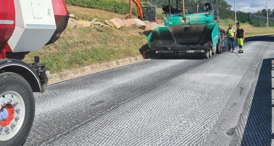 Auf rund 2,5 Kilometern wird auf der Landesstraße von Vintl nach Terenten der Straßenbelag auf Vordermann gebracht. (Foto: LPA)