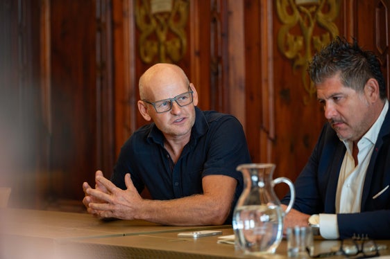 Per Georg Hofer della Trinkwasserinteressentschaft Pfeffersberg (Associazione dell’acqua potabile di Monteponente), a sinistra nella foto con Francesco Berretta, con questo accordo è stata posta una pietra miliare importante per la sicurezza dell'approvvigionamento anche a Monteponente. (Foto: USP/Greta Stuefer)