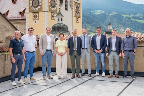 Wollen gemeinsam die Trinkwasserversorgung im Raum Brixen sichern (von links): Georg Hofer, Obmann der Trinkwasserinteressentschaft Pfeffersberg, Martin Ausserdorfer, Direktor der BBT-Beobachtungsstelle, Brixens Bürgermeister Andreas Jungmann, Vahrns Vizebürgermeisterin Margareth Mair Engl, Landesrat Peter Brunner, Damiano Beschin, RFI-Verantwortlicher für die Projekte an der Brennerachse, Franz Berretta, Generaldirektor der Stadtwerke Brixen, Ressortdirektor Alexander Gruber und RFI-Projektmanager Andrea Falaguasta. (Foto: LPA/Greta Stuefer)