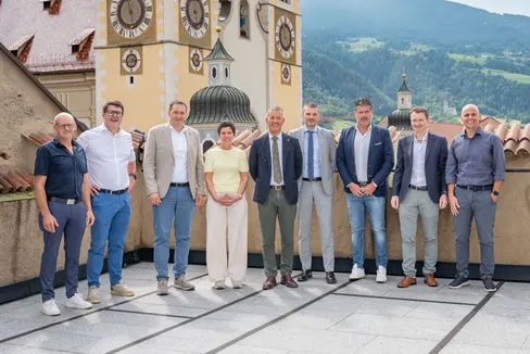 Vogliono garantire l'approvvigionamento dell'acqua potabile nell'area di Bressanone: (da sinistra a destra nella foto) Georg Hofer della Trinkwasserinteressentschaft Pfeffersberg, il direttore del Consorzio Osservatorio BBT Martin Ausserdorfer, il sindaco di Bressanone Andreas Jungmann, la vicesindaca di Varna Margareth Mair Engl, l'assessore provinciale Peter Brunner, il responsabile per i progetti lungo l'asse del Brennero per RFI Damiano Beschin, il direttore generale della municipalizzata ASM Bressanone SpA Franz Berretta, il direttore di Dipartimento Alexander Gruber e il project manager di RFI Andrea Falaguasta. (Foto: USP/Greta Stuefer)