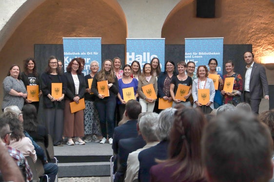 Die Grundausbildung für Ehrenamtliche wird vom Amt für Bibliotheken und Lesen organisiert und behandelt in ihrem modularen Aufbau alle wichtigsten Bereiche des Bibliothekswesens. Im Bild eine Gruppe an Absolventinnen mit Amtsdirektorin Marion Gamper (rechts) und Landesrat Philipp Achammer (links). (Foto: Amt für Bibliotheken und Lesen)