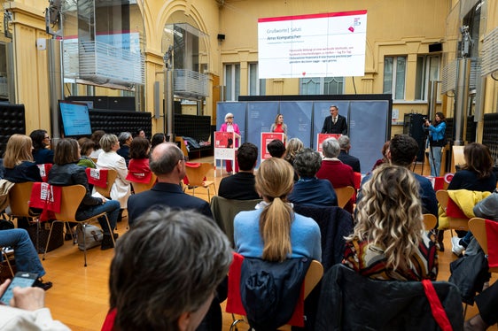 Landeshauptmann Arno Kompatscher hat gemeinsam mit Beiratsvizepräsidentin Nadia Mazzardis (links) und Präsidentin Ulrike Oberhammer (Mitte) den Aktionstag Equal Pay Day vorgestellt. (Foto: LPA/Fabio Brucculeri)