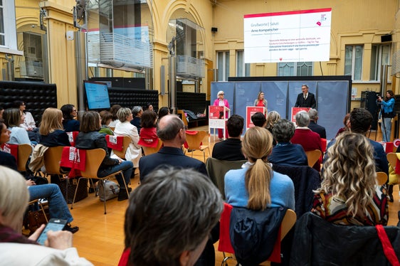 Landeshauptmann Arno Kompatscher hat gemeinsam mit Beiratsvizepräsidentin Nadia Mazzardis (links) und Präsidentin Ulrike Oberhammer (Mitte) den Aktionstag Equal Pay Day vorgestellt. (Foto: LPA/Fabio Brucculeri)