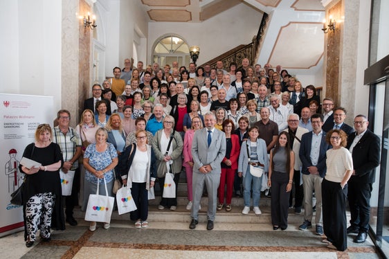 Riconoscimento per il lavoro svolto: foto di gruppo dei pensionati e delle pensionate del 2025, che nella mattinata del 4 giugno sono stati premiati per la loro attività al servizio della Provincia autonoma di Bolzano. (Foto: USP/Bernhard Aichner)