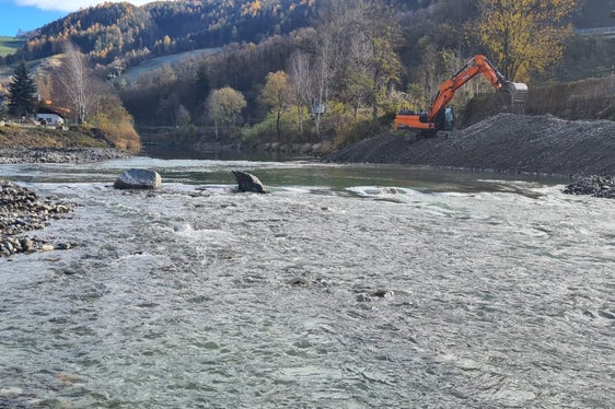 Das Landesamt für Wildbach- und Lawinenverbauung Nord hat mit den Arbeiten am Eisack bei der St.-Josef-Siedlung und der Zone Gamper in Klausen begonnen. (Foto: LPA/Landesamt für Wildbach- und Lawinenverbauung Nord)