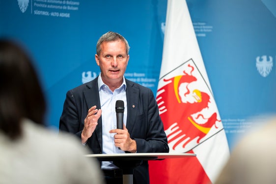 Ohne den vorbildhaften Einsatz Hunderter Freiwilliger wäre die Kitzrettung im heutigen Ausmaß nicht durchführbar, unterstreicht Landesrat Luis Walcher. (Foto: LPA/Fabio Brucculeri)