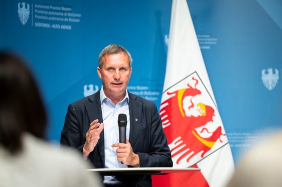 Ohne den vorbildhaften Einsatz Hunderter Freiwilliger wäre die Kitzrettung im heutigen Ausmaß nicht durchführbar, unterstreicht Landesrat Luis Walcher. (Foto: LPA/Fabio Brucculeri)