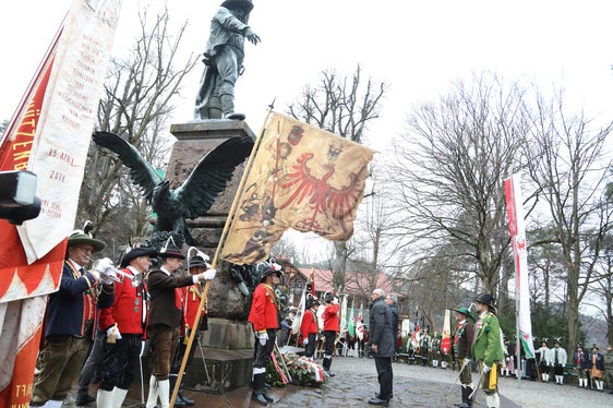 La cerimonia di consegna è stata preceduta, al Bergisel e nella Hofkirche, da una commemorazione ufficiale del 214° anniversario della morte del combattente tirolese per la libertà Andreas Hofer. (Foto: Land Tirol/Frischauf Bild)