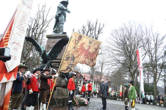 Erster Akt der Landesgedenkfeier: Kranzniederlegung am Andreas-Hofer-Denkmal am Bergisel (Foto: Land Tirol/Frischauf Bild)