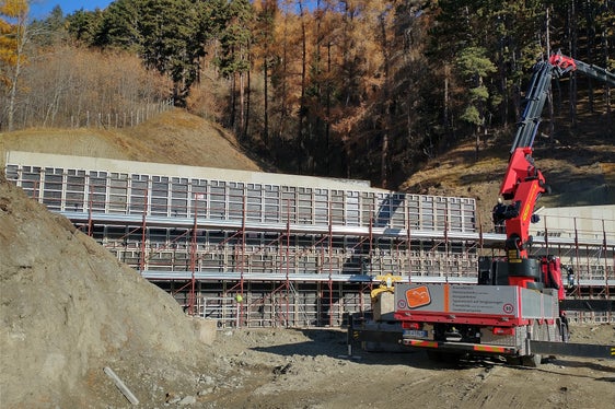 La costruzione del bacino di trattenuta nel corso medio del rio Tarces, per conto dell'Ufficio sistemazione bacini montani Ovest, consente la messa in sicurezza dalle inondazioni del paese di Tarces (Foto: ASP/Ufficio sistemazione bacini montani Ovest)