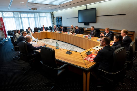 Al centro dei colloqui vi erano l'Autonomia dell'Alto Adige, la tutela delle minoranze e le radici linguistiche e culturali comuni nell'area germanofona. Il presidente Kompatscher ha fornito agli ospiti una panoramica della riforma dell'Autonomia in corso e degli attuali sviluppi e sfide politiche. (Foto: USP/Fabio Brucculeri)