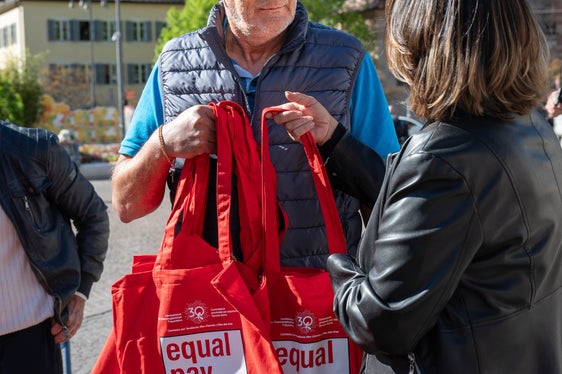 Anche gli uomini si impegnano per la parità salariale e delle opportunità. (Foto: USP/Greta Stuefer)