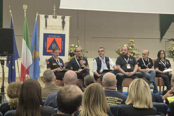 Il direttore dell'Agenzia per la Protezione civile Klaus Unterweger (secondo da sinistra) durante la tavola rotonda dell'incontro interregionale svoltosi nelle giornate del 3 e 4 ottobre a Gemona del Friuli. (Foto: USP/Agenzia per la Protezione civile)
