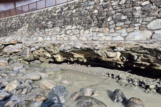 L’Ufficio Sistemazione bacini montani sud dell’Agenzia per la Protezione civile sta lavorando a Lagundo al rafforzamento della protezione da inondazioni dell’Adige. (Foto: USP/Ufficio Sistemazione bacini montani sud dell’Agenzia per la Protezione civile)