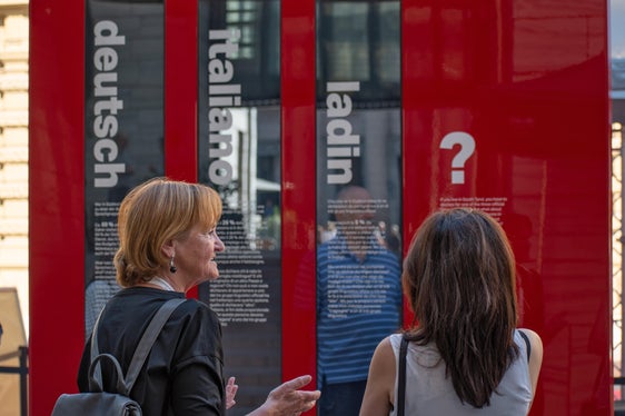 Nel corso della mattinata, in molti hanno già sperimentato la visita guidata del Percorso dell'Autonomia: un'occasione per apprendere il significato del secondo Statuto di autonomia per l'Alto Adige. (Foto: ASP/Greta Stuefer)