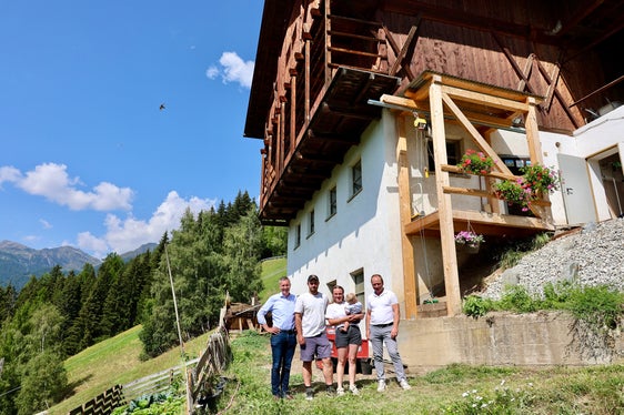 Besuch von Landwirtschaftslandesrat Luis Walcher (links) und Brimi-Obmann Klaus Faller (rechts) erhielt die Familie von Benjamin Lamprecht auf dem von ihnen bewirtschafteten Hof in Schalders in der Gemeinde Vahrn. (Foto: LPA/Ressort Landwirtschaft, Forstwirtschaft und Tourismus/Sabine Pitscheider)