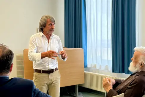 Immer mehr Gesundheitsleistungen sollen vernetzt und möglichst ohne unnötige Belastung für Notaufnahmen und Krankenhäuser erbracht werden, sagte Gesundheitslandesrat Hubert Messner im Gespräch mit den Mitarbeitenden. (Foto: LPA/Angelika Schrott)