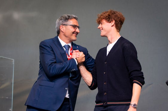 Il saluto caloroso tra il presidente Arno Kompatscher e il numero uno del tennis mondiale Jannik Sinner. Jannik rappresenta un modello per molti altoatesini e tanti ragazzi, grazie al suo spirito sempre positivo e la sua grandissima dedizione al lavoro”, ha detto Kompatscher durante il suo saluto al campione altoatesino. (Foto: ASP/Fabio Brucculeri)