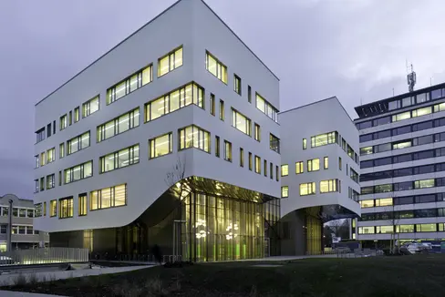 Das Land finanziert seit einigen Jahren Studienplätze an der Paracelsus Medizinischen Privatuniversität in Salzburg (Bild). Foto: PMU/Berger+Parkinnen)